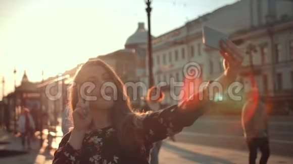 年轻的时髦女人在城市街道上自拍视频的预览图