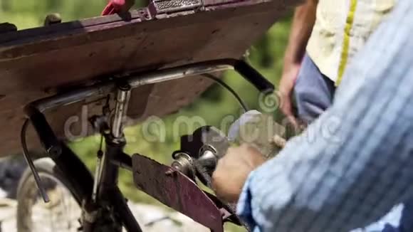 印度的街刀磨刀机视频的预览图