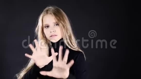 一张可爱的白皮肤少女的肖像被孤立在黑色的姿势上4k视频的预览图
