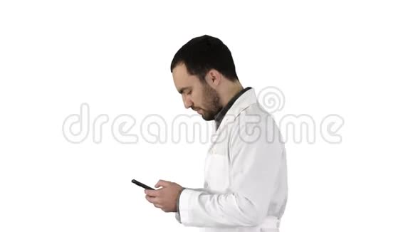 步行医生或护士在白色背景下用手机发短信视频的预览图
