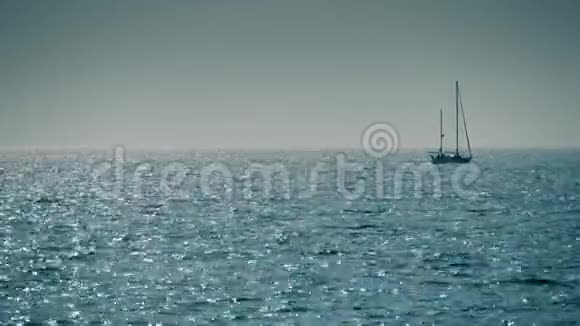在海上移动帆船和摩托艇视频的预览图
