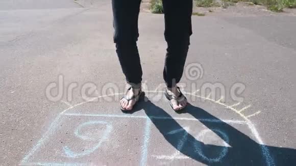 少女在街上跳着跳着玩跳房子特写腿前景视频的预览图
