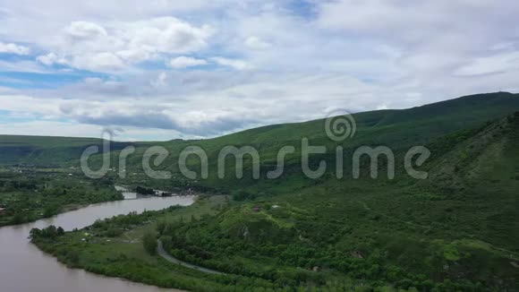 空中观景两条河流阿拉格维和库拉的汇合处视频的预览图