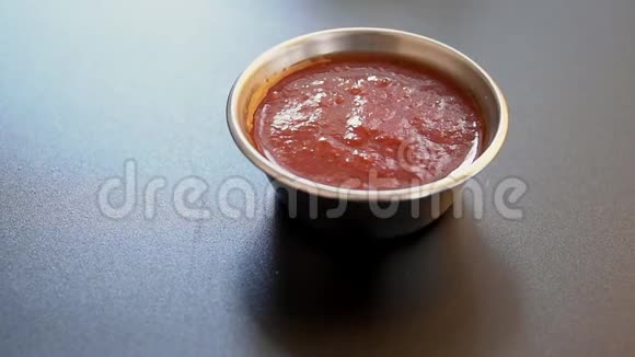 黑色背景下的金属盘子中的红酱油炸小吃组合慢动作视频的预览图