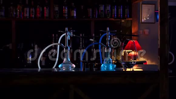 两个钩子站在酒吧柜台上在黑暗中缓慢的运动视频的预览图
