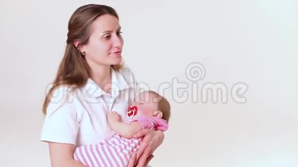 宝宝睡在妈妈手里视频的预览图