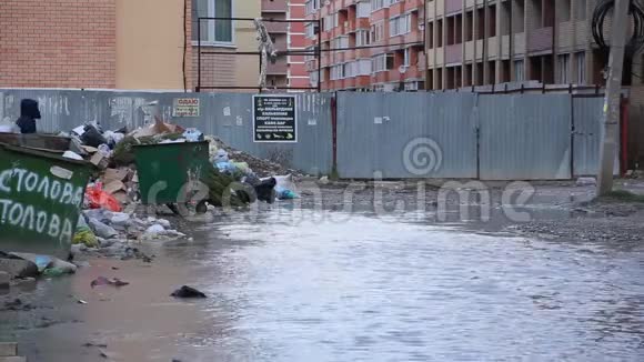居住场的垃圾场和巨大的脏水坑的可怕景象人们试图通过它视频的预览图