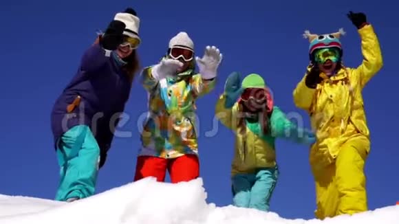 四个女人在山顶假日好玩彩色高山滑雪套装慢镜头视频的预览图
