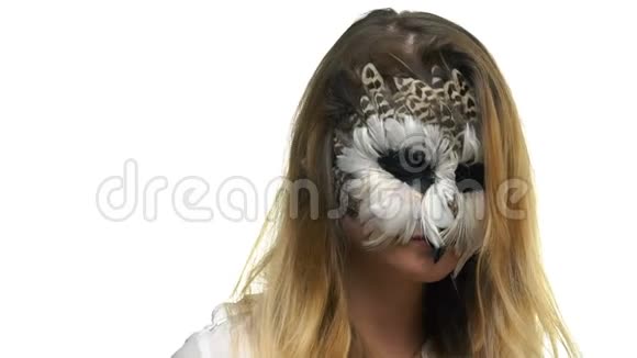 特写镜头美丽的女孩带着猫头鹰脸上的狰狞表情抬起头看着侧面视频的预览图