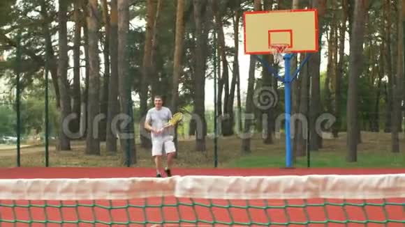 健康的生活方式运动男在户外打网球视频的预览图