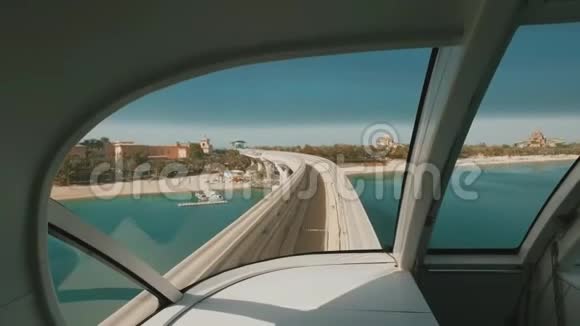 迪拜单轨列车车厢挡风玻璃上的景色在棕榈路上移动视频的预览图