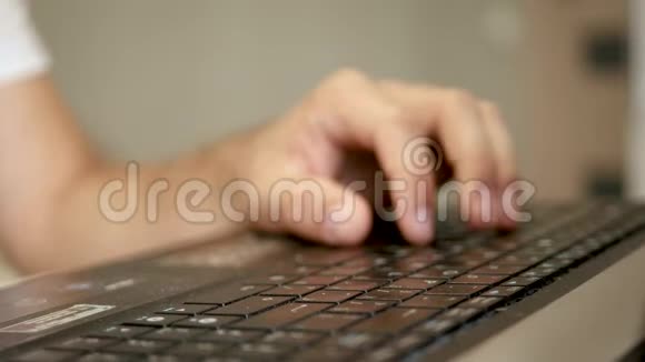 男性手使用电脑键盘或笔记本电脑手指触摸钥匙视频的预览图
