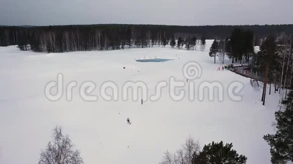 在俄罗斯参加冬季比赛的滑雪道和男子的空中观景台录像美丽美丽视频的预览图
