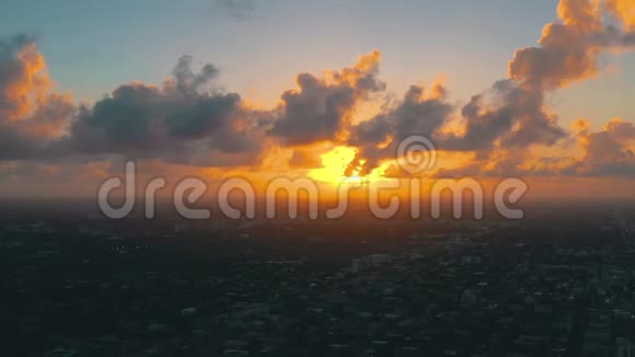 迈阿密佛罗里达州美国2019年5月空中无人机观景飞行迈阿密市中心东小哈瓦那从上面视频的预览图