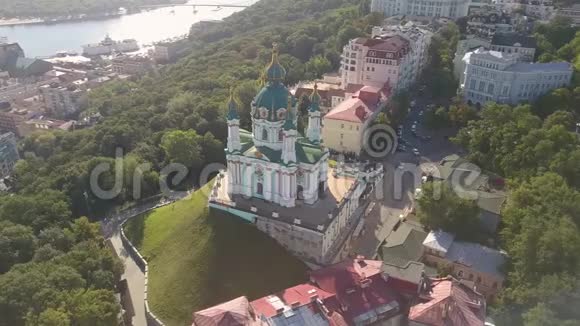 从空中俯瞰圣安德鲁教堂和乌克兰首都波地尔地区视频的预览图