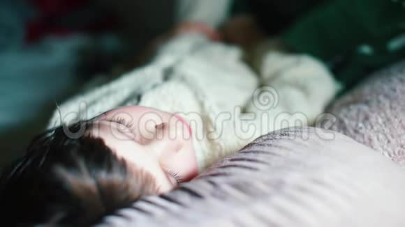 一个熟睡的婴儿的肖像视频的预览图