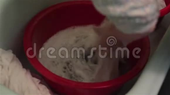 在碗里洗衣服视频的预览图