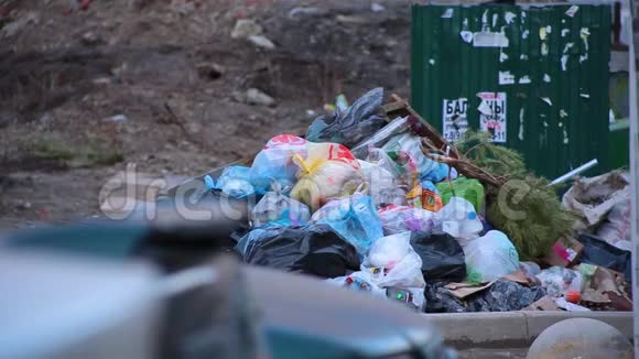 在住宅区的垃圾桶旁边一个巨大的垃圾桶堆在地上视频的预览图