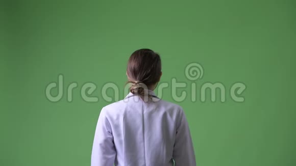 年轻美女医生指指点点的后景视频的预览图