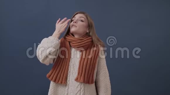 裹着温暖围巾的生病女孩鼻子和头痛视频的预览图