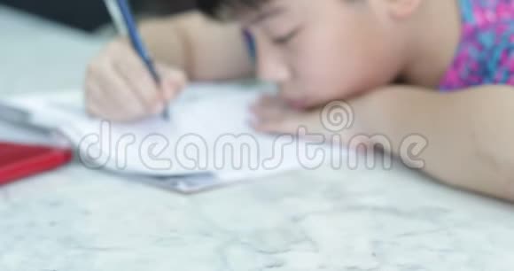 多莉变成亚洲无聊的男孩在家做作业视频的预览图