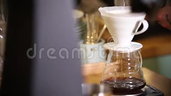 咖啡师用漏斗制作美式咖啡视频的预览图
