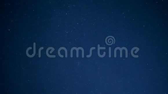 夜晚的星空天空中的一颗流星视频的预览图