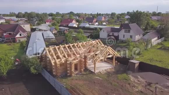 木屋建设的俯视图剪辑郊区全景和木屋框架正在进行中视频的预览图