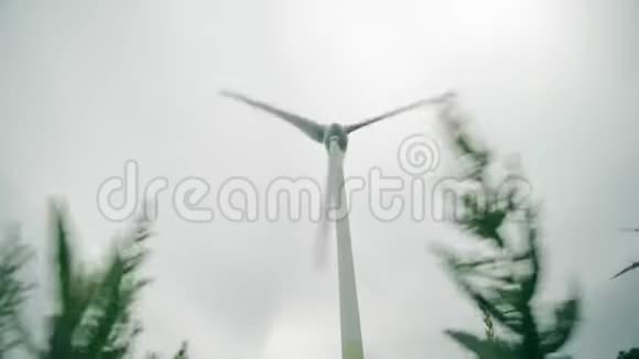 操作风力涡轮机和挥舞绿色植物视频的预览图