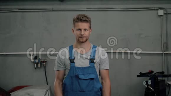 白种人仓库工人带灭火器机械工程师服务工厂画像微笑男子视频的预览图