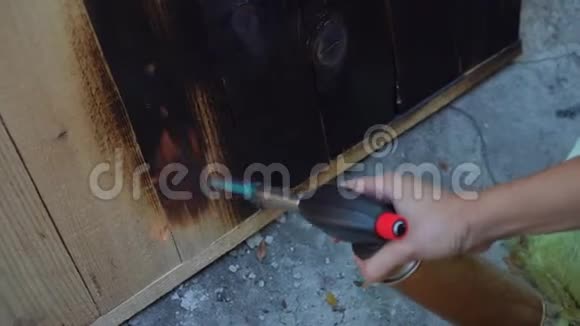 专业木匠使用古老的日本传统技术用燃气燃烧机燃烧木板视频的预览图