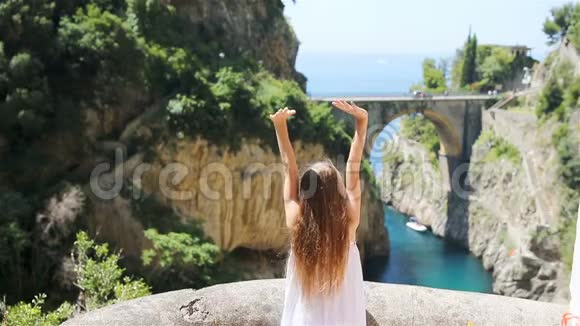 从桥上看到的著名的黑潮海滩意大利的阿玛菲坦海岸视频的预览图