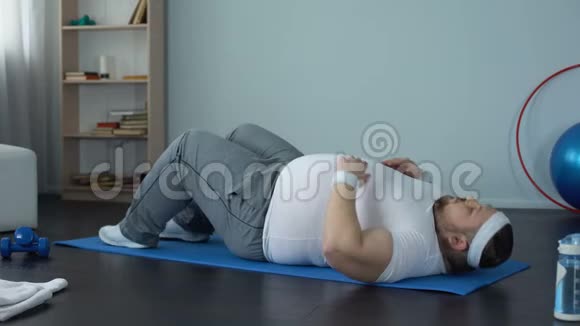 胖子练习腹部静态运动力量和耐力发展视频的预览图