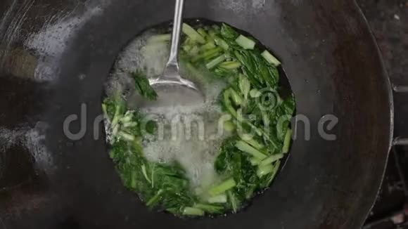 烹饪炒菜做饭在炒锅里煮亚洲食物厨师在锅里煮蔬菜街头美食厨师视频的预览图