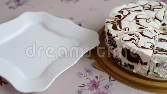 女人的手把蛋糕放在盘子里视频的预览图