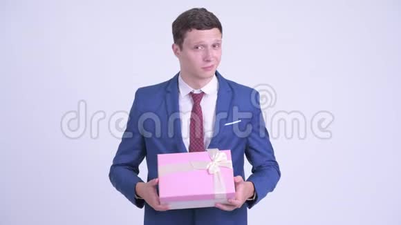 快乐年轻英俊商人送礼品盒视频的预览图