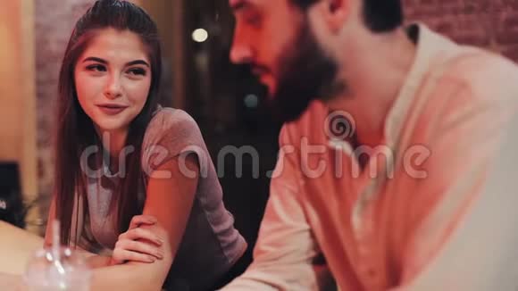 年轻时尚的情侣在酒吧约会视频的预览图