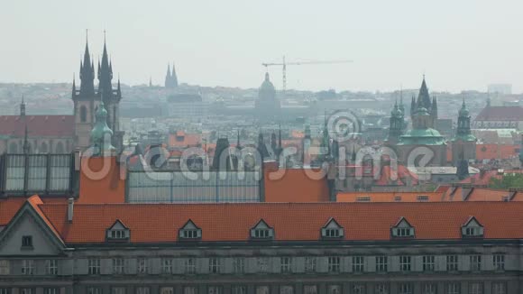 在阳光明媚的夏日欧洲老城区传统的红色屋顶和哥特式教堂尖顶视频的预览图