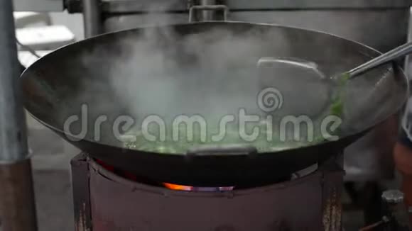 烹饪炒菜做饭在炒锅里煮亚洲食物厨师在锅里煮蔬菜街头美食厨师视频的预览图