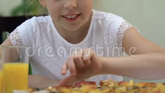 年轻女孩吃油炸脂肪披萨营养不良胃炎风险视频的预览图