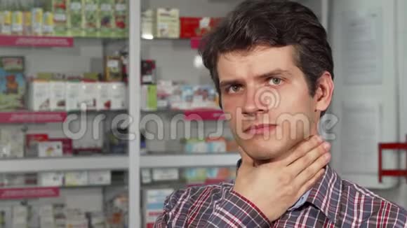 一个英俊的年轻人站在药房咳嗽喉咙痛视频的预览图