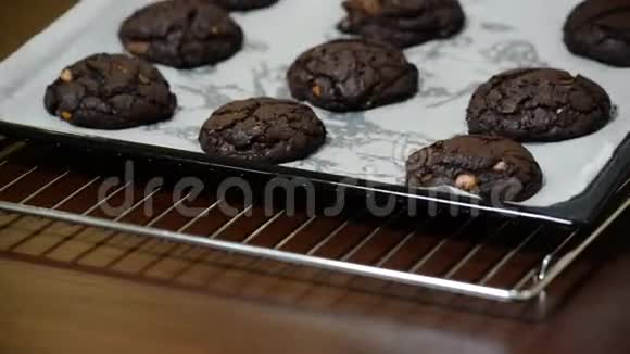 刚出炉的巧克力饼干放在桌上的烤盘上视频的预览图