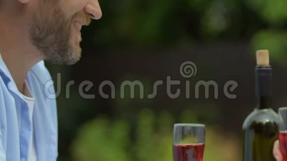 女人和男人有浪漫的约会喝酒微笑享受晚餐视频的预览图