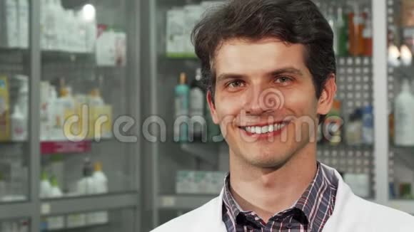 开朗的男性化学家微笑着拿着两个水泡视频的预览图