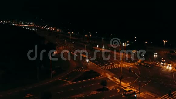 十字路口与加油站夜间低市交通4K航天视频视频的预览图