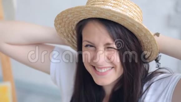 迷人的微笑女人肖像视频的预览图