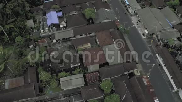 在长谷市巴厘岛4K无人机飞行途中的汽车和自行车视频的预览图