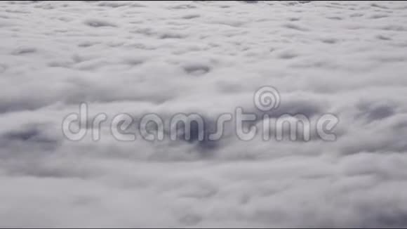 云在山上形成一个旋转的表面时间流逝视频的预览图