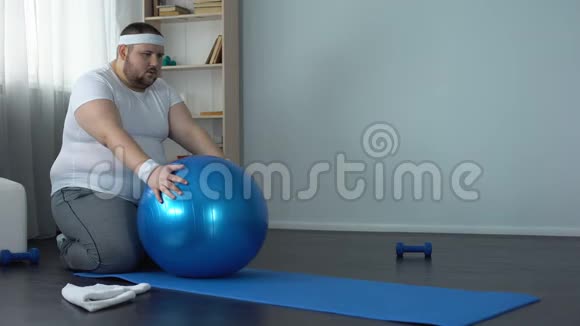 男性在健身球上做静态锻炼减肥欲望视频的预览图