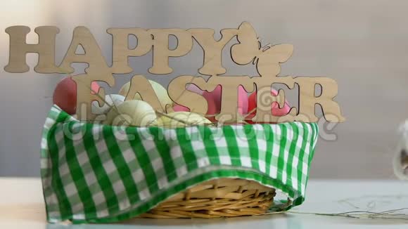 可爱的白兔带着彩蛋和快乐的复活节标志沿着篮子跑视频的预览图